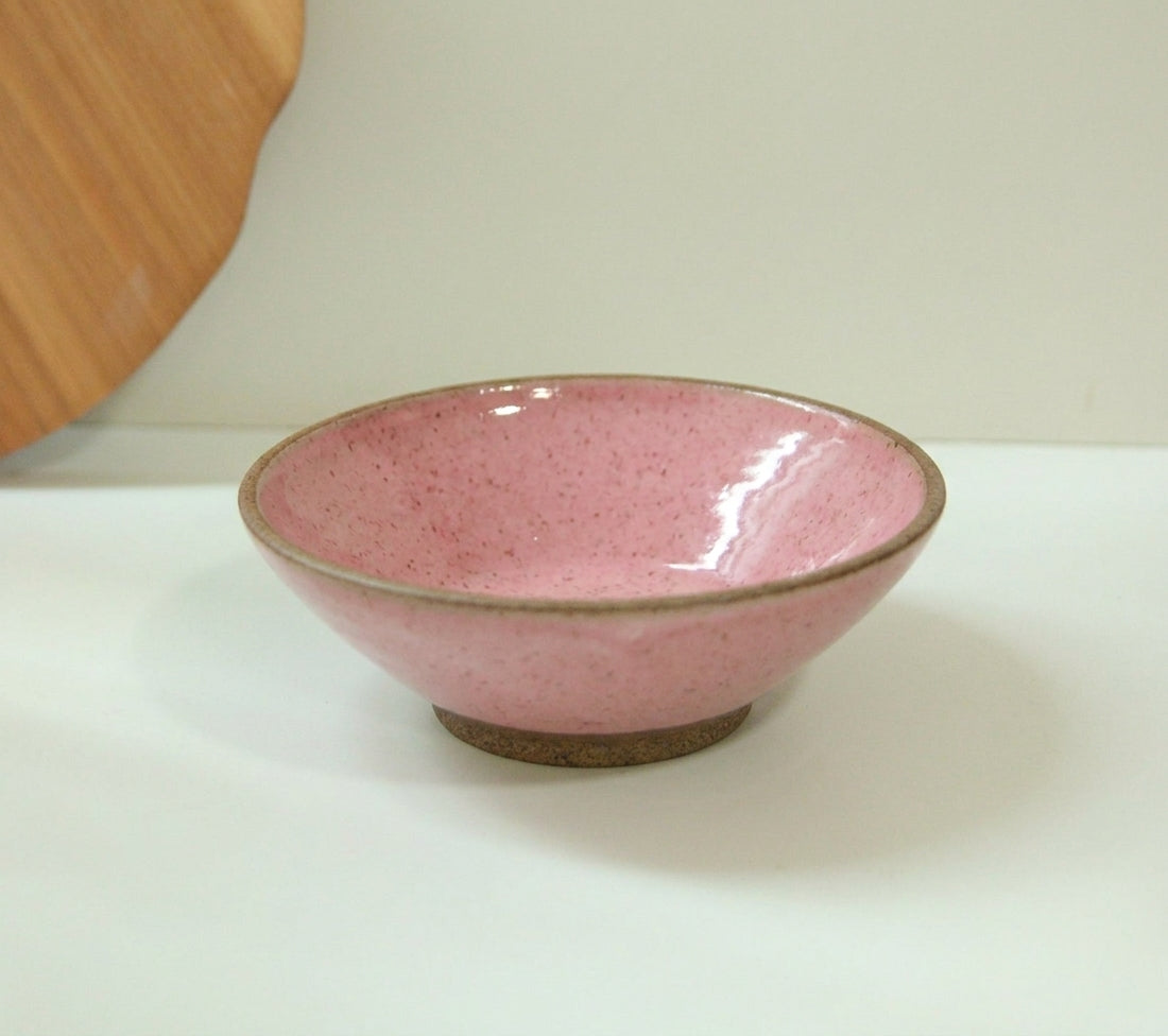 Prato Fundo Cone em cerâmica artesanal — argila Cappuccino, esmalte Rosa Barbie