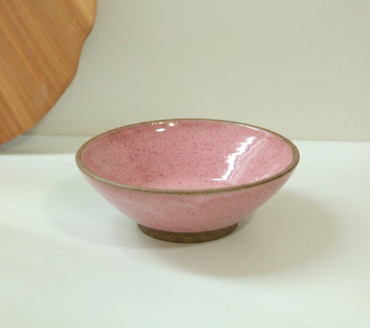 Prato Fundo Cone em cerâmica artesanal — argila Cappuccino, esmalte Rosa Barbie
