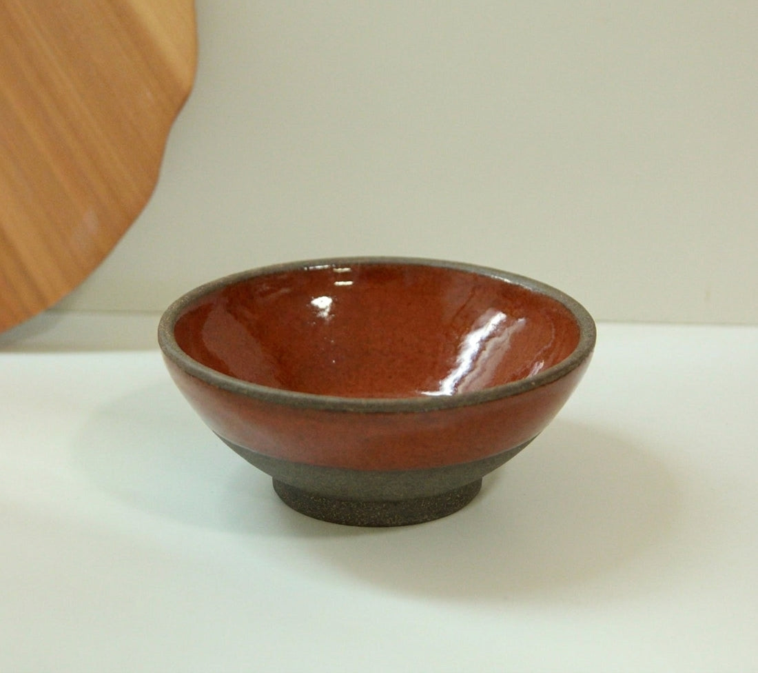 Prato Fundo Cone em cerâmica artesanal — argila Cappuccino, esmalte Sol de Terracota