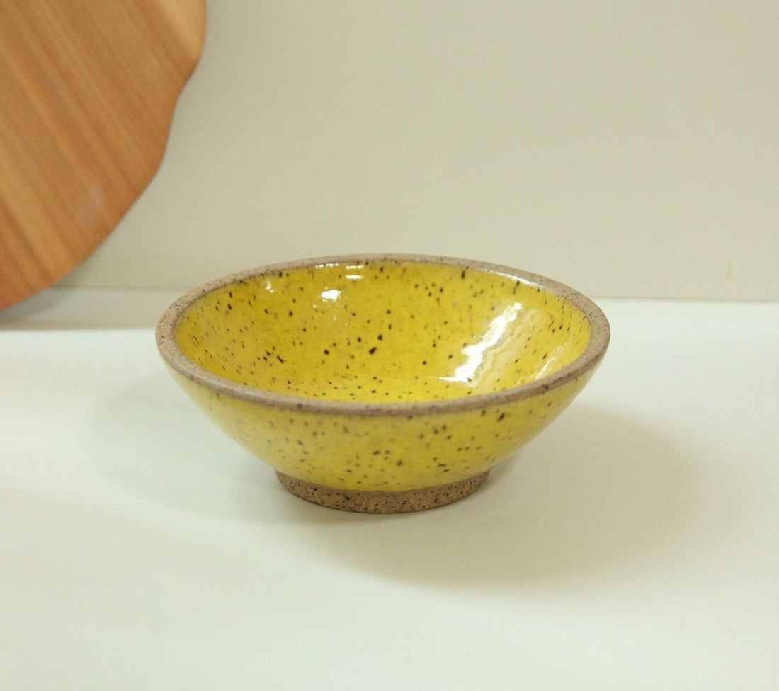 Prato Fundo Cone em cerâmica artesanal — argila Flocos, esmalte Amarelo Intenso