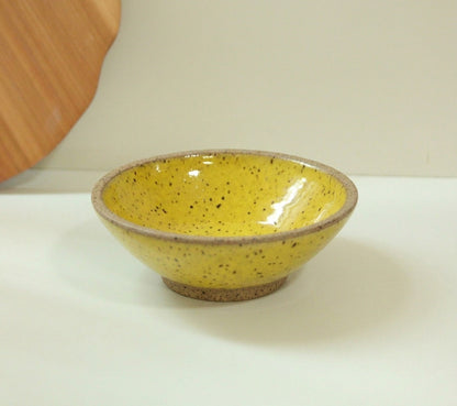Prato Fundo Cone em cerâmica artesanal — argila Flocos, esmalte Amarelo Intenso