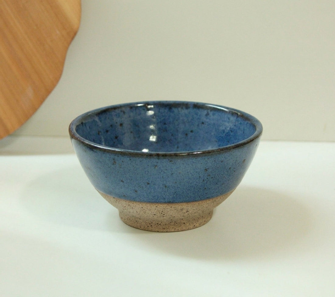 Prato Fundo Cone em cerâmica artesanal — argila Flocos, esmalte Azul Safira
