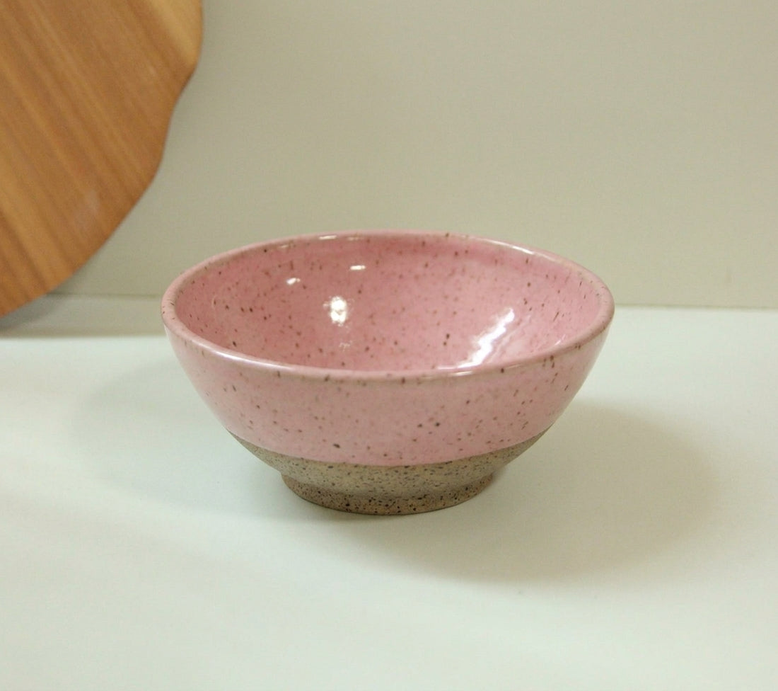 Prato Fundo Cone em cerâmica artesanal — argila Flocos, esmalte Rosa Barbie