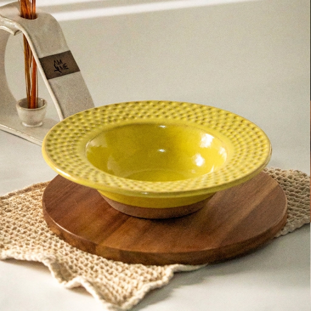 Prato risoto borda detalhe esfera em cerâmica artesanal — argila Cappuccino, esmalte Amarelo Intenso