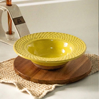 Prato risoto borda detalhe esfera em cerâmica artesanal — argila Cappuccino, esmalte Amarelo Intenso