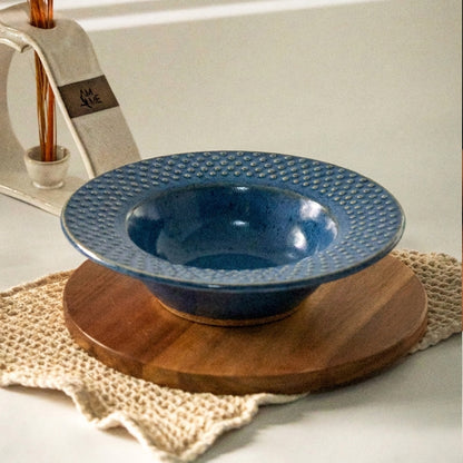 Prato risoto borda detalhe esfera em cerâmica artesanal — argila Cappuccino, esmalte Azul Safira