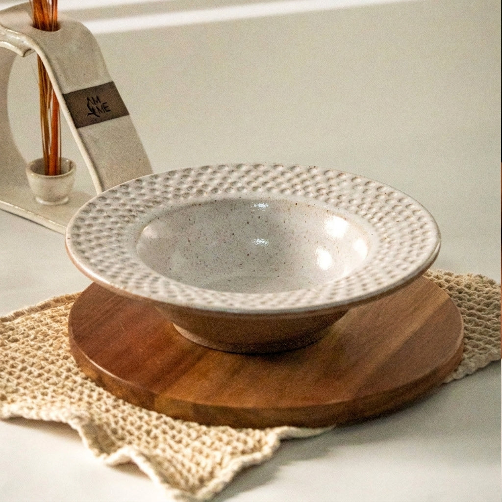 Prato risoto borda detalhe esfera em cerâmica artesanal — argila Cappuccino, esmalte Branco AMME