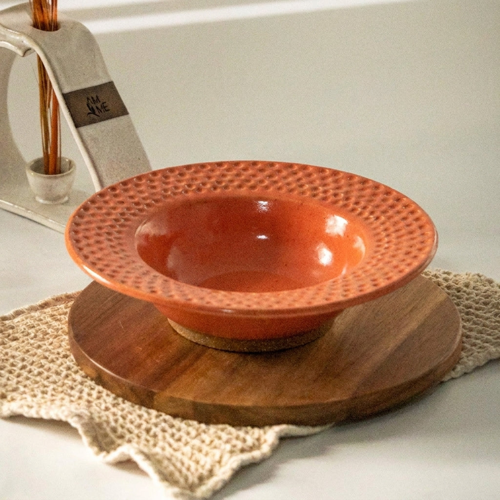 Prato risoto borda detalhe esfera em cerâmica artesanal — argila Cappuccino, esmalte Laranja Intenso