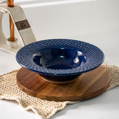 Prato risoto borda detalhe esfera em cerâmica artesanal — argila Cappuccino, esmalte Lazuli