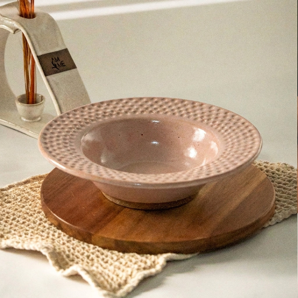 Prato risoto borda detalhe esfera em cerâmica artesanal — argila Cappuccino, esmalte Nude