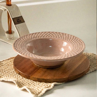 Prato risoto borda detalhe esfera em cerâmica artesanal — argila Cappuccino, esmalte Nude