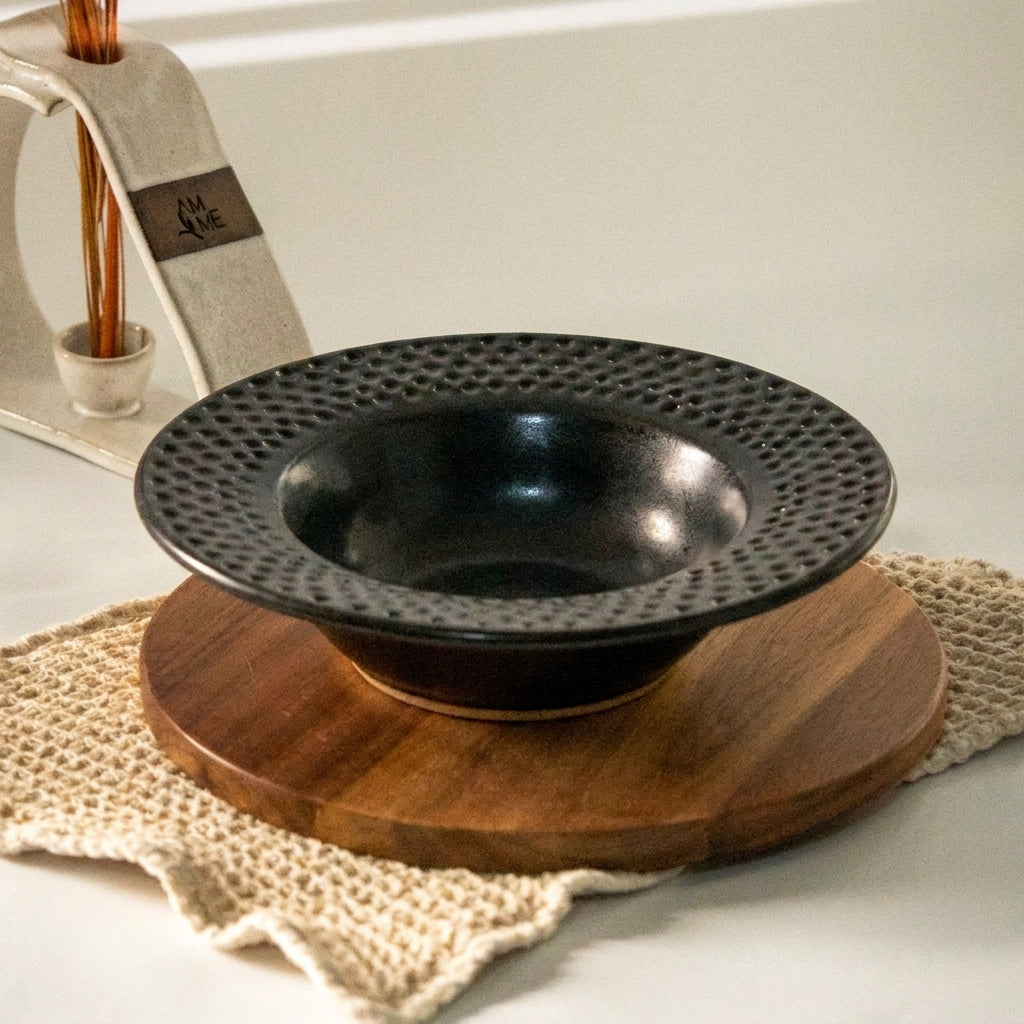 Prato risoto borda detalhe esfera em cerâmica artesanal — argila Cappuccino, esmalte Preto Acetinado