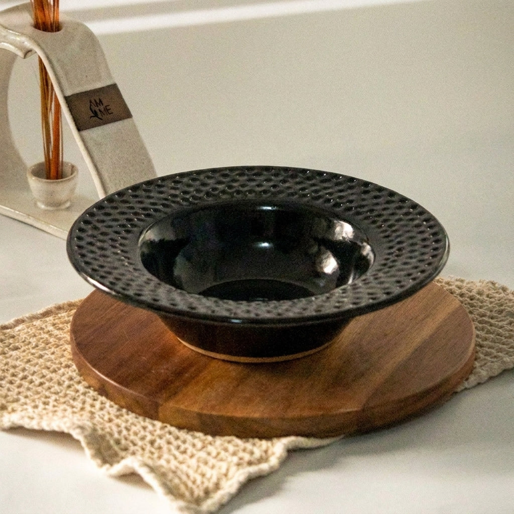 Prato risoto borda detalhe esfera em cerâmica artesanal — argila Cappuccino, esmalte Preto Ébano