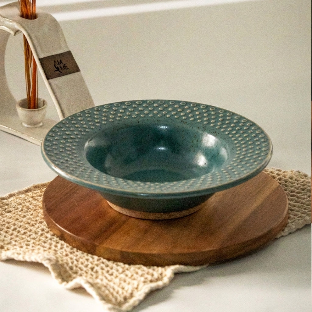 Prato risoto borda detalhe esfera em cerâmica artesanal — argila Cappuccino, esmalte Verde Exército