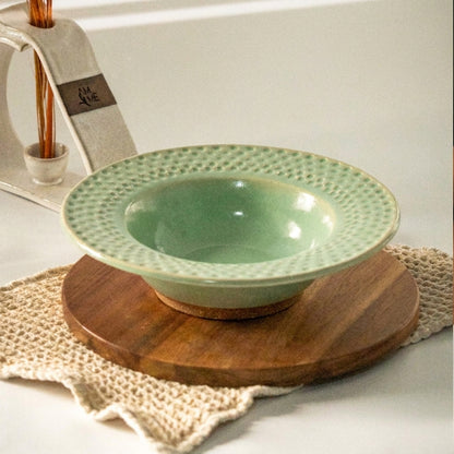 Prato risoto borda detalhe esfera em cerâmica artesanal — argila Cappuccino, esmalte Verde Menta