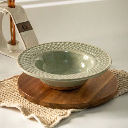 Prato risoto borda detalhe esfera em cerâmica artesanal — argila Cappuccino, esmalte Verde Pompeia
