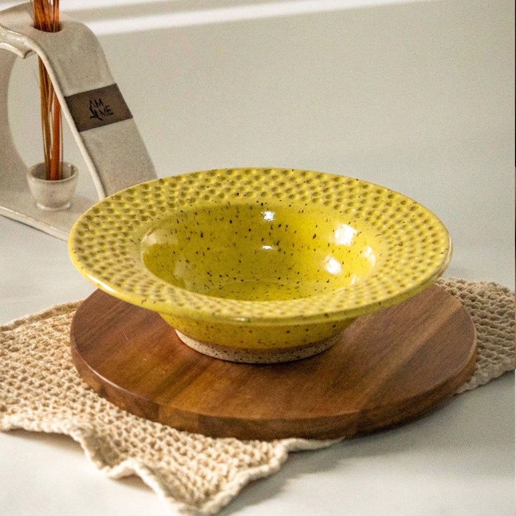 Prato risoto borda detalhe esfera em cerâmica artesanal — argila Flocos, esmalte Amarelo Intenso