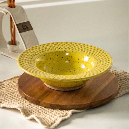 Prato risoto borda detalhe esfera em cerâmica artesanal — argila Flocos, esmalte Amarelo Intenso