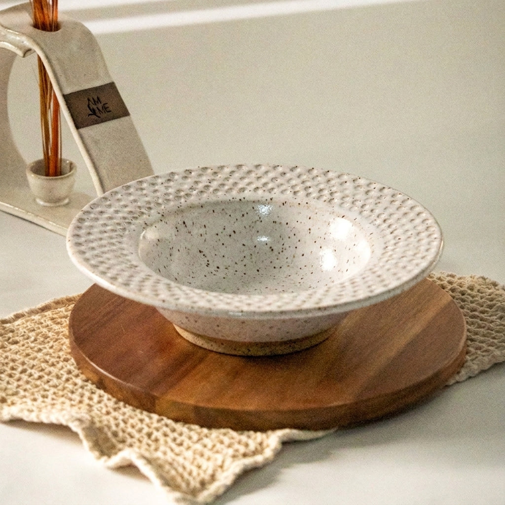 Prato risoto borda detalhe esfera em cerâmica artesanal — argila Flocos, esmalte Branco AMME