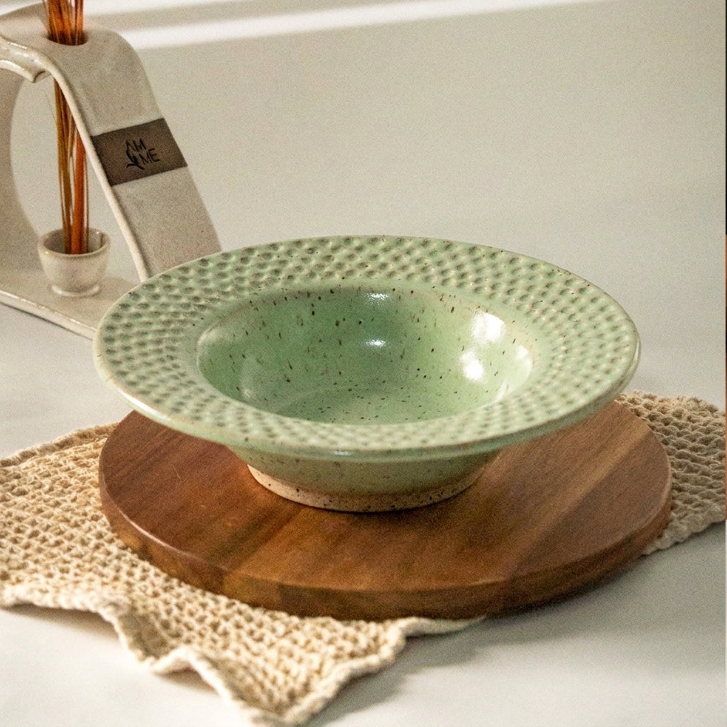 Prato risoto borda detalhe esfera em cerâmica artesanal — argila Flocos, esmalte Verde Menta