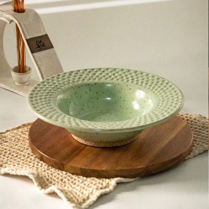 Prato risoto borda detalhe esfera em cerâmica artesanal — argila Flocos, esmalte Verde Menta