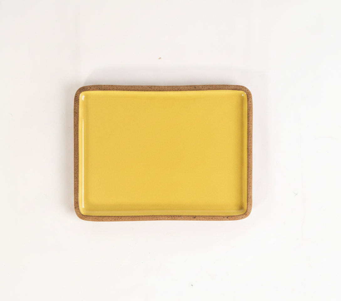 Prato Retangular Borda Reta em cerâmica artesanal — tamanho 22CM x 17CM, argila Cappuccino, esmalte Amarelo Intenso