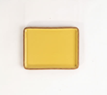 Prato Retangular Borda Reta em cerâmica artesanal — tamanho 22CM x 17CM, argila Cappuccino, esmalte Amarelo Intenso