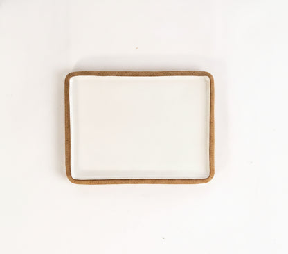 Prato Retangular Borda Reta em cerâmica artesanal — tamanho 22CM x 17CM, argila Cappuccino, esmalte Branco AMME