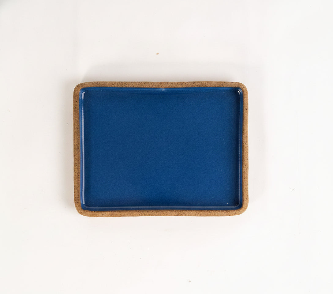 Prato Retangular Borda Reta em cerâmica artesanal — tamanho 22CM x 17CM, argila Cappuccino, esmalte Lazuli
