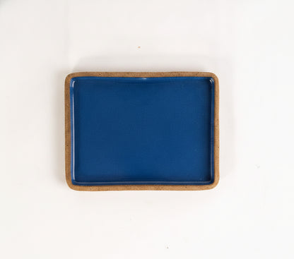 Prato Retangular Borda Reta em cerâmica artesanal — tamanho 22CM x 17CM, argila Cappuccino, esmalte Lazuli