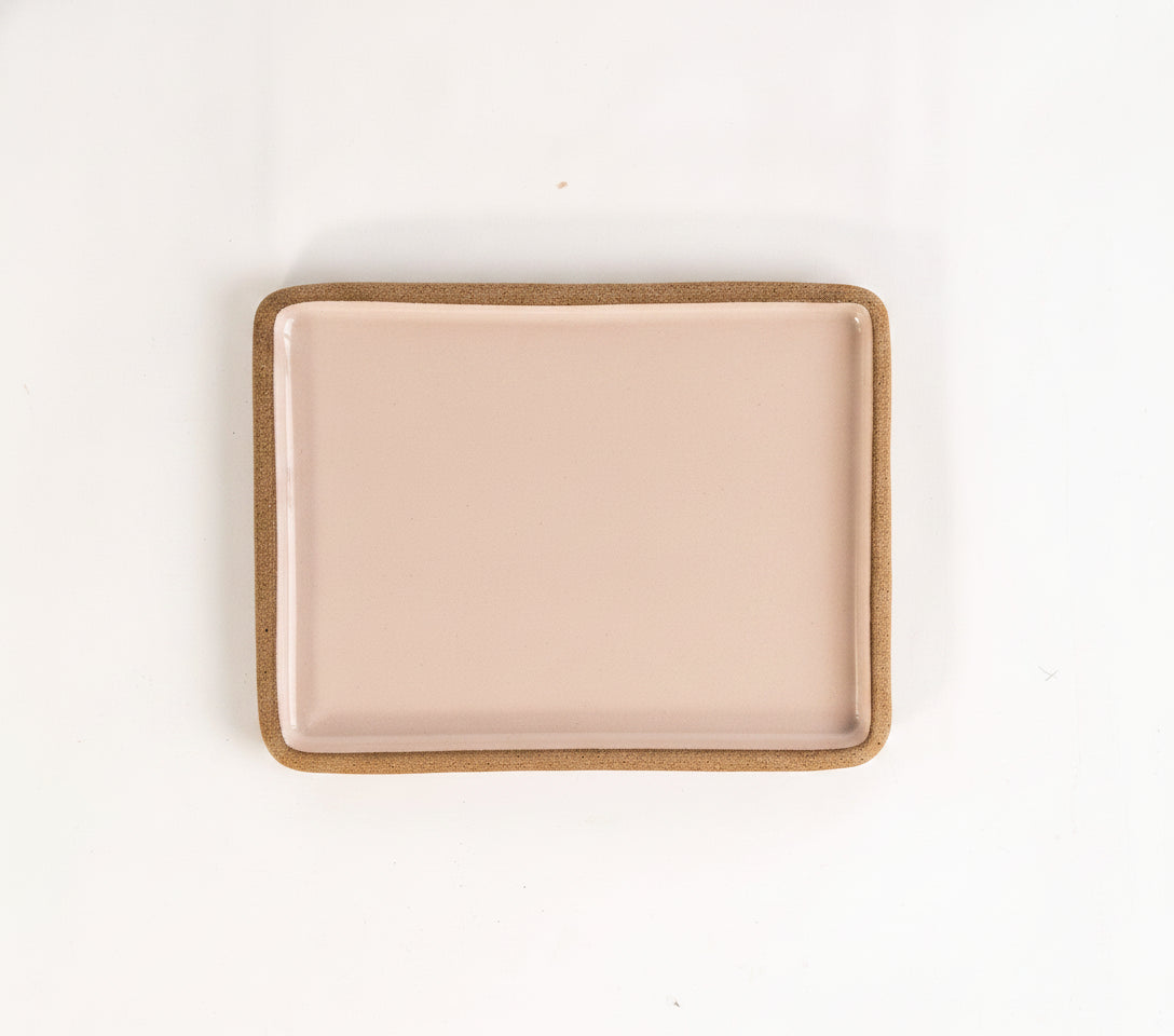 Prato Retangular Borda Reta em cerâmica artesanal — tamanho 22CM x 17CM, argila Cappuccino, esmalte Nude