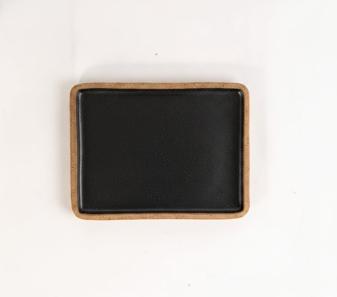 Prato Retangular Borda Reta em cerâmica artesanal — tamanho 22CM x 17CM, argila Cappuccino, esmalte Preto Acetinado