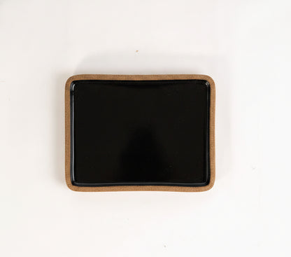 Prato Retangular Borda Reta em cerâmica artesanal — tamanho 22CM x 17CM, argila Cappuccino, esmalte Preto Ébano