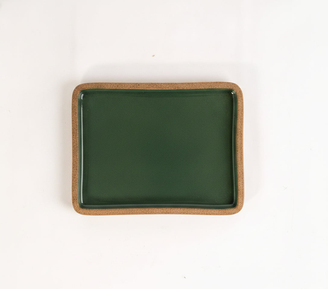 Prato Retangular Borda Reta em cerâmica artesanal — tamanho 22CM x 17CM, argila Cappuccino, esmalte Verde Exército