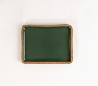Prato Retangular Borda Reta em cerâmica artesanal — tamanho 22CM x 17CM, argila Cappuccino, esmalte Verde Exército