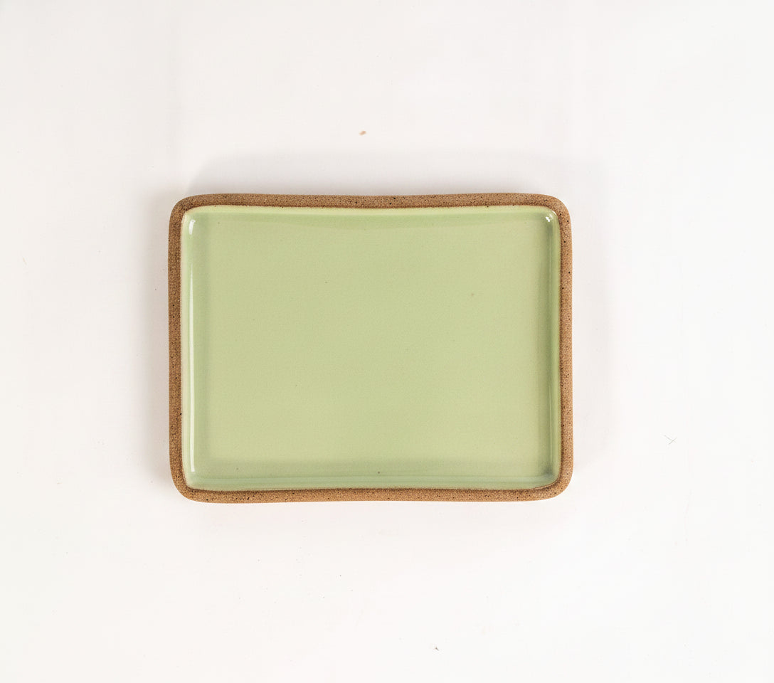 Prato Retangular Borda Reta em cerâmica artesanal — tamanho 22CM x 17CM, argila Cappuccino, esmalte Verde Menta