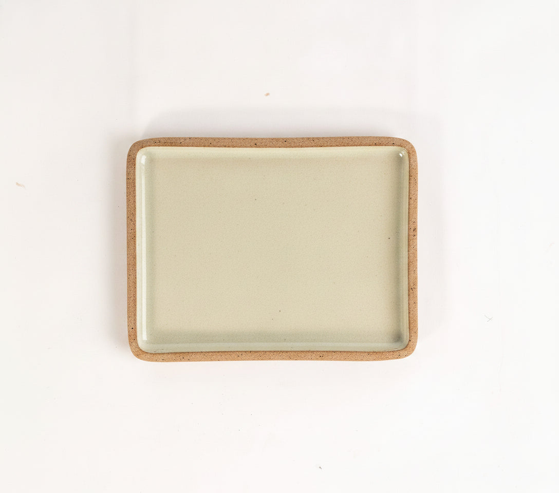Prato Retangular Borda Reta em cerâmica artesanal — tamanho 22CM x 17CM, argila Cappuccino, esmalte Verde Pompeia