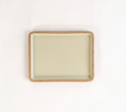Prato Retangular Borda Reta em cerâmica artesanal — tamanho 22CM x 17CM, argila Cappuccino, esmalte Verde Pompeia