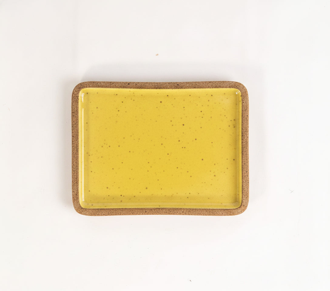 Prato Retangular Borda Reta em cerâmica artesanal — tamanho 22CM x 17CM, argila Flocos, esmalte Amarelo Intenso