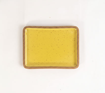 Prato Retangular Borda Reta em cerâmica artesanal — tamanho 22CM x 17CM, argila Flocos, esmalte Amarelo Intenso