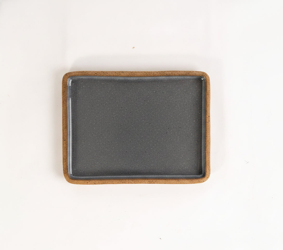 Prato Retangular Borda Reta em cerâmica artesanal — tamanho 22CM x 17CM, argila Flocos, esmalte Grafite