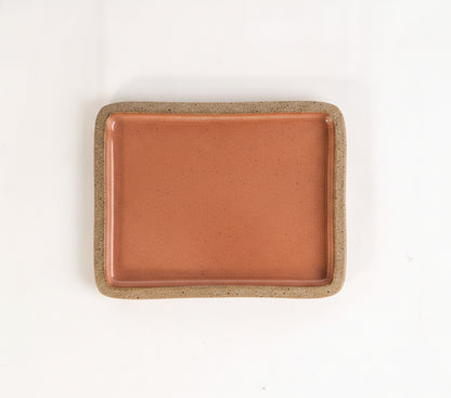 Prato Retangular Borda Reta em cerâmica artesanal — tamanho 22CM x 17CM, argila Flocos, esmalte Sol de Terracota