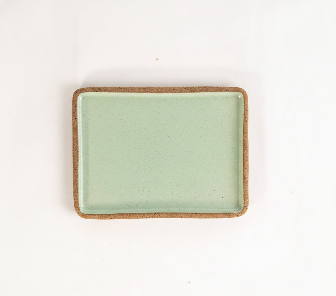 Prato Retangular Borda Reta em cerâmica artesanal — tamanho 22CM x 17CM, argila Flocos, esmalte Verde Menta
