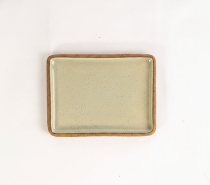 Prato Retangular Borda Reta em cerâmica artesanal — tamanho 22CM x 17CM, argila Flocos, esmalte Verde Pompeia