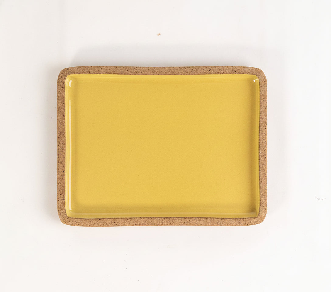 Prato Retangular Borda Reta em cerâmica artesanal — tamanho 26CM x 20CM, argila Cappuccino, esmalte Amarelo Intenso