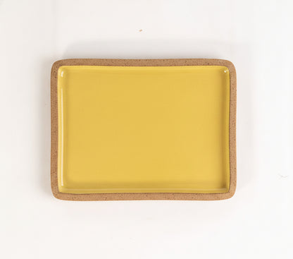 Prato Retangular Borda Reta em cerâmica artesanal — tamanho 26CM x 20CM, argila Cappuccino, esmalte Amarelo Intenso