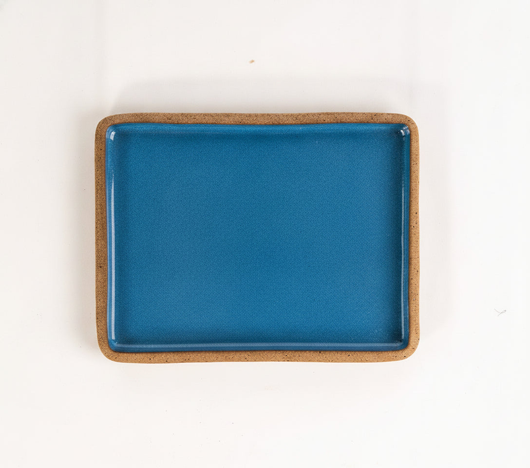 Prato Retangular Borda Reta em cerâmica artesanal — tamanho 26CM x 20CM, argila Cappuccino, esmalte Azul Safira