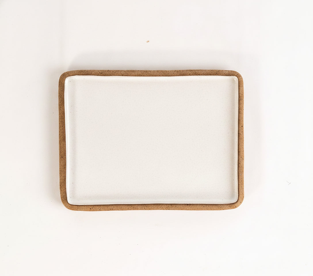 Prato Retangular Borda Reta em cerâmica artesanal — tamanho 26CM x 20CM, argila Cappuccino, esmalte Branco AMME