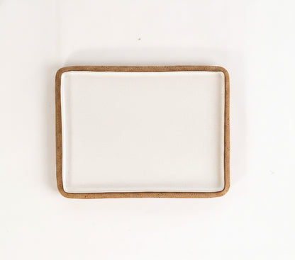 Prato Retangular Borda Reta em cerâmica artesanal — tamanho 26CM x 20CM, argila Cappuccino, esmalte Branco AMME