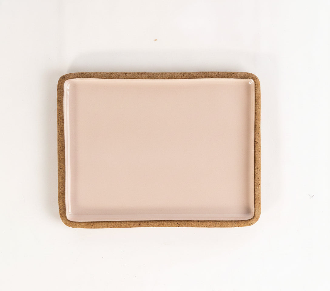 Prato Retangular Borda Reta em cerâmica artesanal — tamanho 26CM x 20CM, argila Cappuccino, esmalte Nude